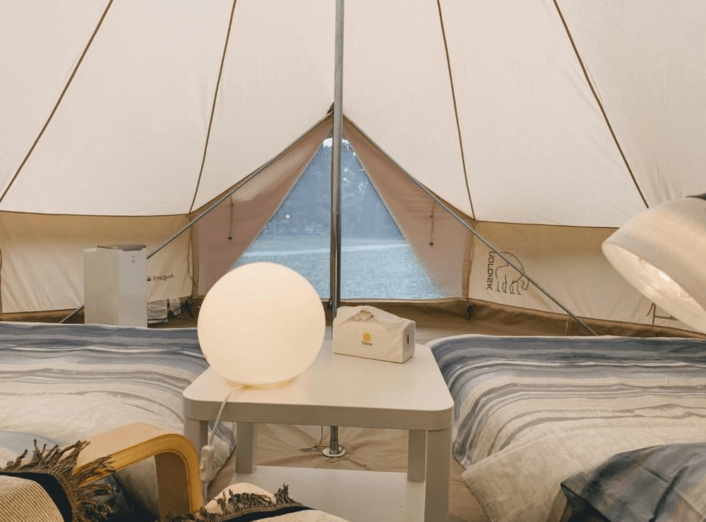 【南庄民宿】星原谷露營區－舒適帳篷內部雙床設計，中央擺放柔光球型夜燈，享受輕奢露營的寧靜氛圍