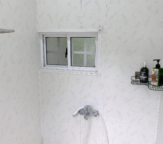 【南庄民宿】星原谷露營區－乾淨整潔的露營淋浴空間，配有沐浴用品與通風窗，維持舒適洗浴品質