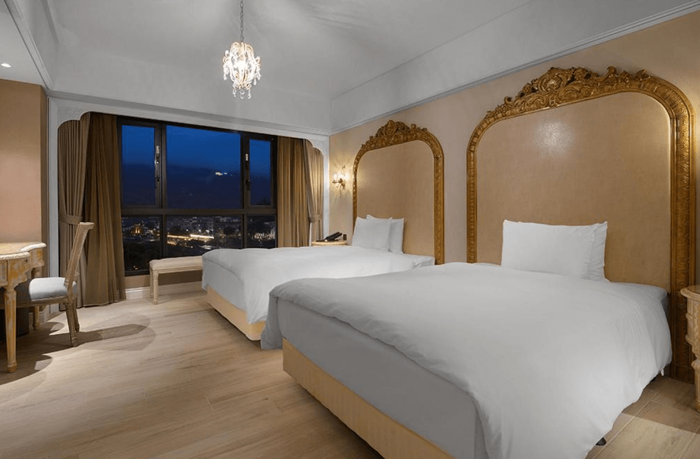 【南庄民宿】格拉斯行館－雙人房型以金色鏡框與水晶吊燈妝點，打造華麗歐風住宿氛圍，窗外可遠眺南庄夜景