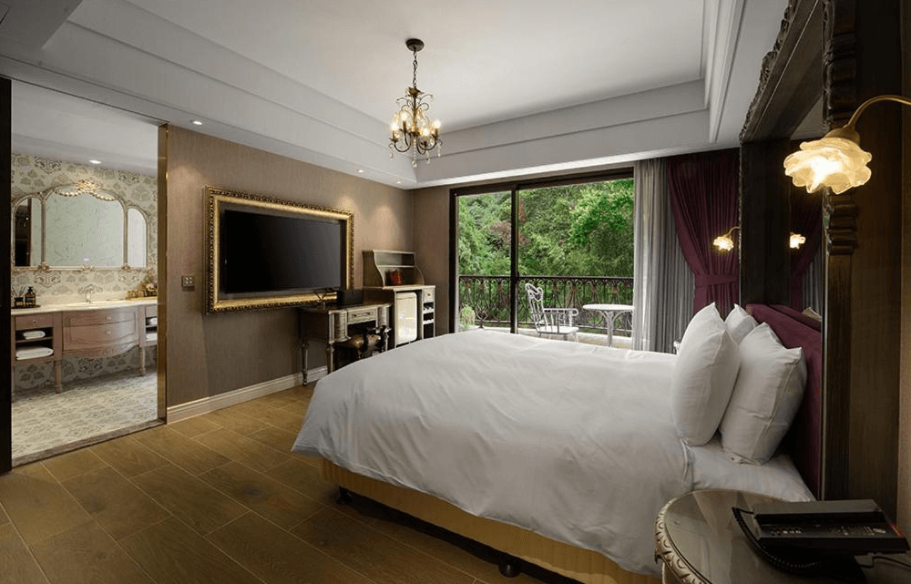 【南庄民宿】格拉斯行館－尊榮雙人房結合復古風格與現代設備，擁有獨立陽台與精緻浴室設計，享受南庄山林美景