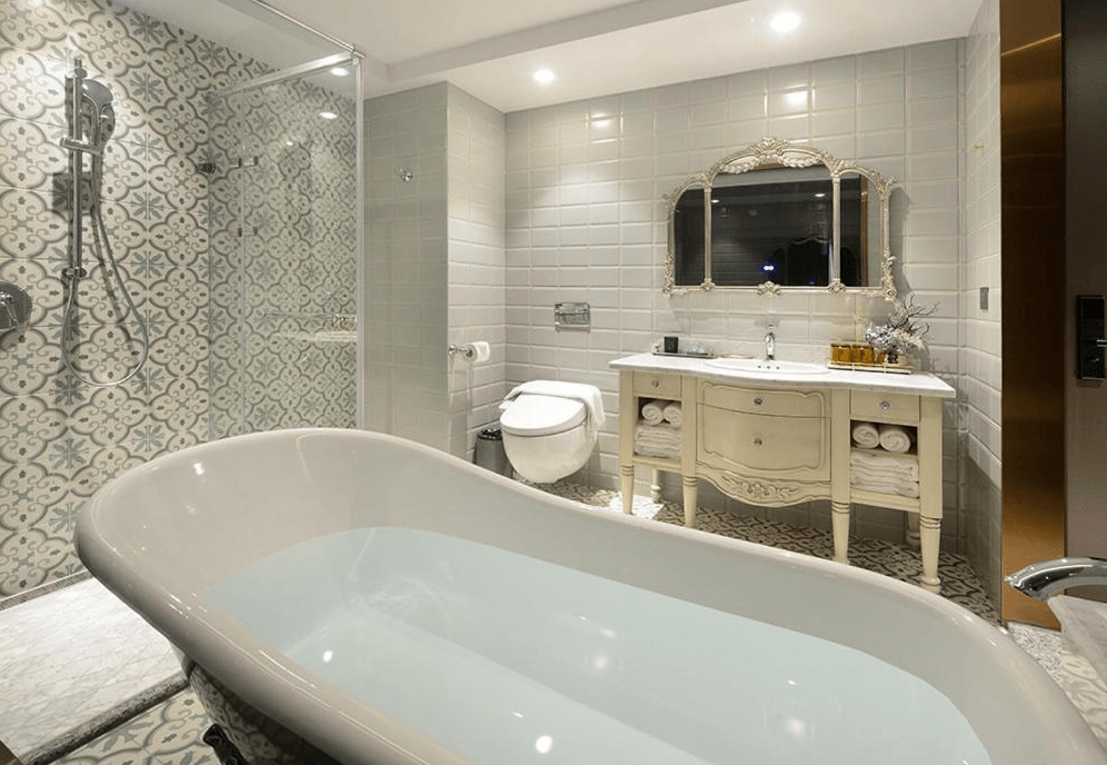 【南庄民宿】格拉斯行館－典雅衛浴空間設有獨立浴缸與復古花磚，營造南法莊園風格的浪漫沐浴時光