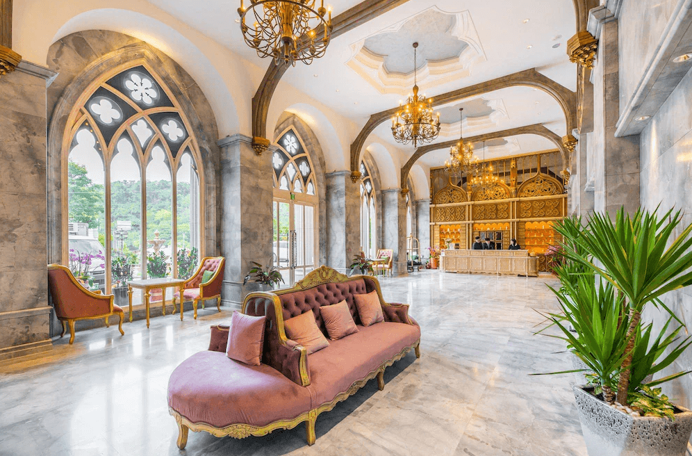 【南庄民宿】格拉斯行館－挑高大廳融合歐式宮廷設計與雕花窗格，水晶吊燈與復古家具營造出奢華典雅迎賓空間