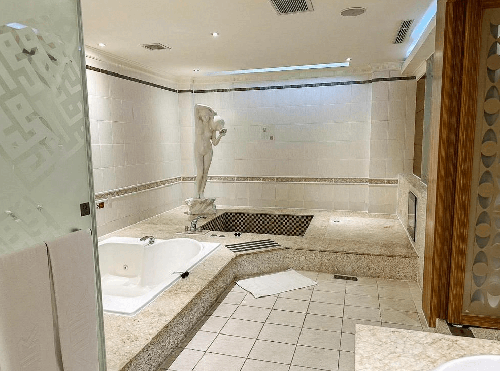 【竹山住宿】歐遊國際連鎖精品旅館竹山館豪華浴室設施，配有大型按摩浴缸、下沉式冷熱池及羅馬雕像裝飾，空間寬敞，適合放鬆享受。