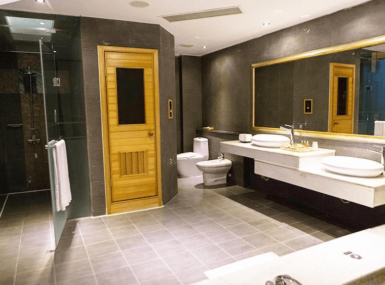 【竹山住宿】歐遊國際連鎖精品旅館竹山館現代化衛浴空間，設有雙洗手台、大面鏡、乾濕分離淋浴間與木質蒸氣室，提供高規格的衛浴享受。