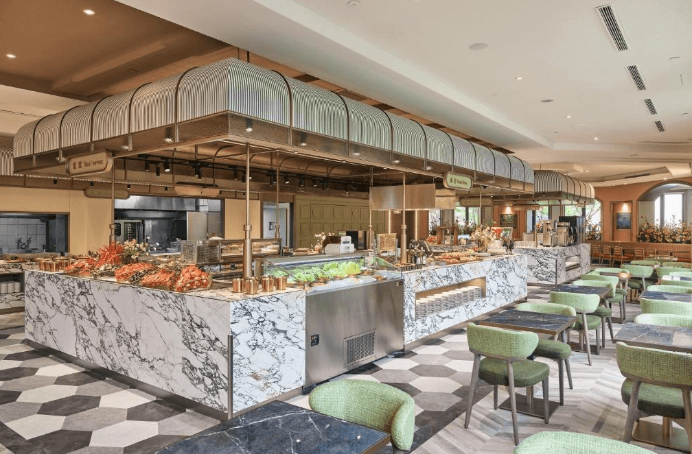 【新竹東區住宿】煙波大飯店-湖濱館自助餐廳，設計時尚，中央以大理石料理台為主體，座位舒適，供應多國美食。