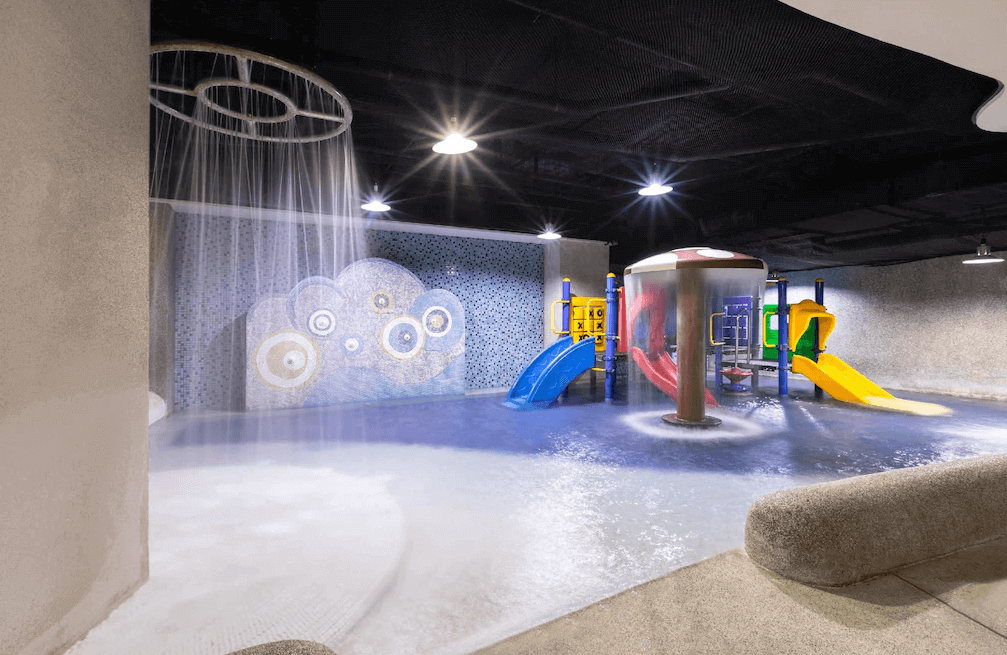 【新竹東區住宿】煙波大飯店-湖濱館室內親子戲水區，設有滑水道、蘑菇型噴水裝置與彩色遊具，為孩童打造的玩水天堂。