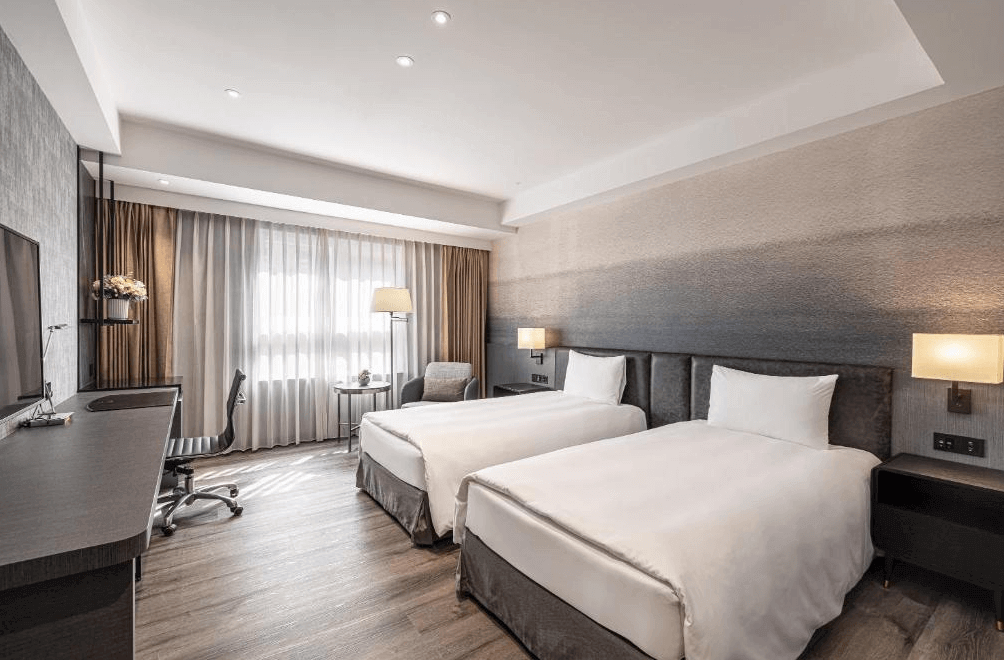 【新竹東區住宿】煙波大飯店－都會館雙床房，設計現代簡約，配有舒適工作桌、落地窗與遮光窗簾，整體空間明亮寬敞。