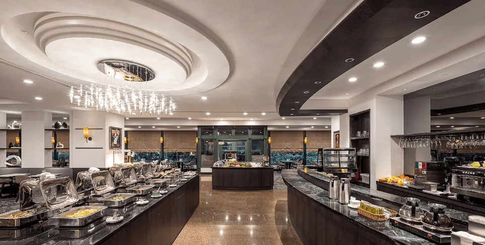 【新竹東區住宿】煙波大飯店－都會館自助餐廳，設有多樣熱食與冷盤區域，搭配華麗水晶吊燈與高雅裝潢，營造舒適用餐環境。