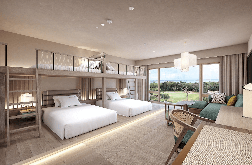 【石垣島住宿】石垣全日空洲際渡假村家庭房，設有上下舖與雙人床，大片落地窗可欣賞綠意景觀，室內裝潢溫潤自然，適合親子入住。