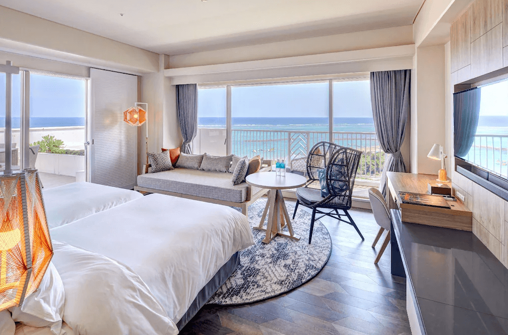 【石垣島住宿】石垣全日空洲際渡假村海景雙人房，現代簡約設計搭配大片落地窗與陽台，可眺望湛藍大海與海岸線。
