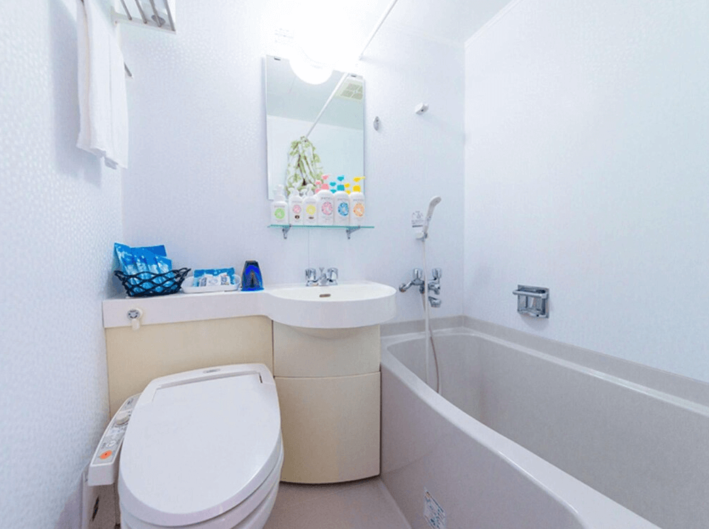 【石垣島住宿】石垣島帕提那酒店衛浴空間設有免治馬桶、洗手台與浴缸，備品齊全，牆面與衛浴設備皆為白色系，整體乾淨清爽。