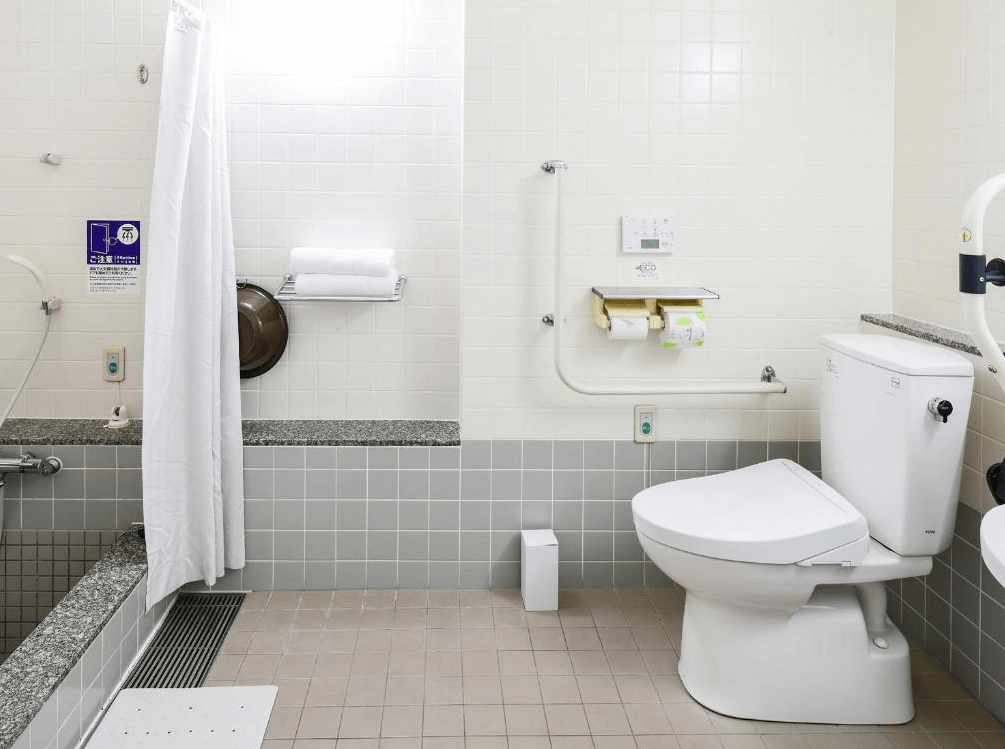 【石垣島住宿】石垣島船屋飯店無障礙浴室，配有浴缸、馬桶與扶手設施，設計貼心適合長者與行動不便旅客使用，空間寬敞、明亮整潔。