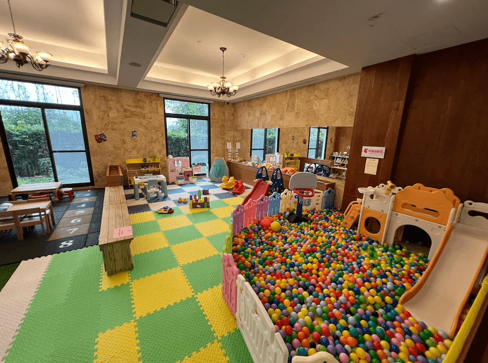 【花蓮寵物友善飯店】統茂渡假莊園室內兒童遊戲室，配有球池、溜滑梯、跳格子遊戲區及豐富玩具設備，空間明亮寬敞，是親子同遊的熱門設施之一。