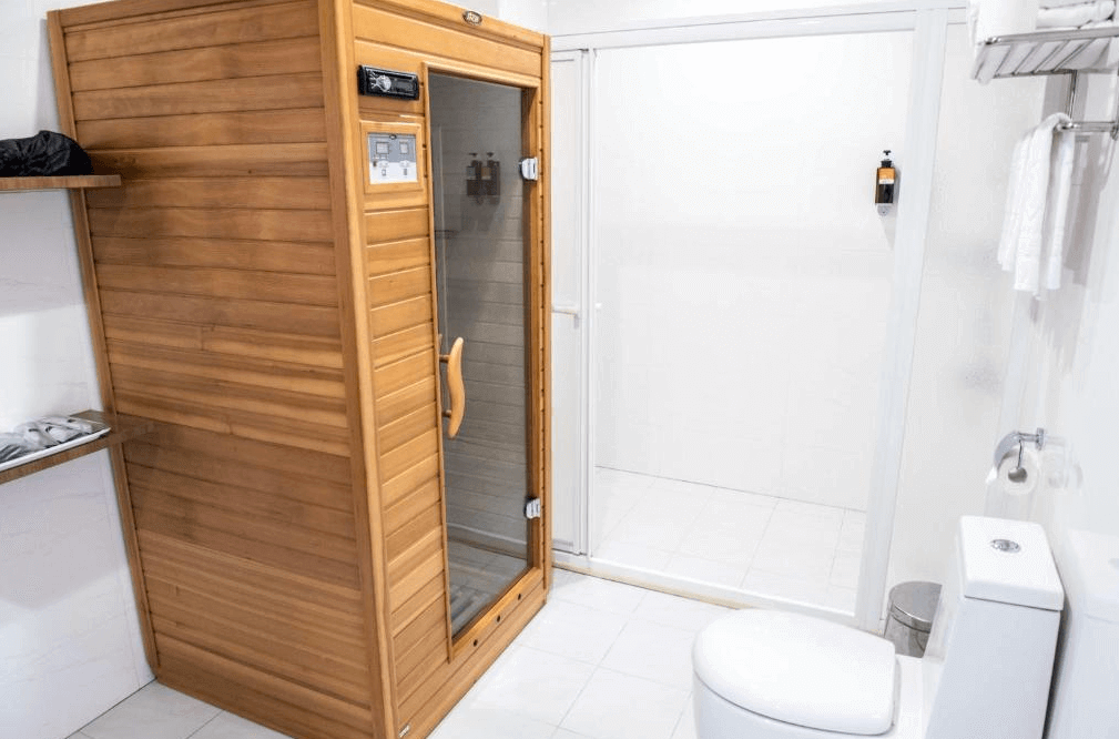 【古坑住宿】翠華會館附設的三溫暖設施衛浴空間，設有獨立蒸氣室、乾濕分離淋浴間與現代化馬桶，提供旅客放鬆舒壓的高品質體驗。