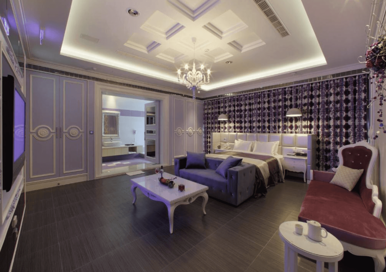 【清水住宿】艾菲爾文化旅店主題房，紫色系設計結合吊燈與歐式家具，配有大型雙人床與開放式衛浴空間，氛圍浪漫華麗。