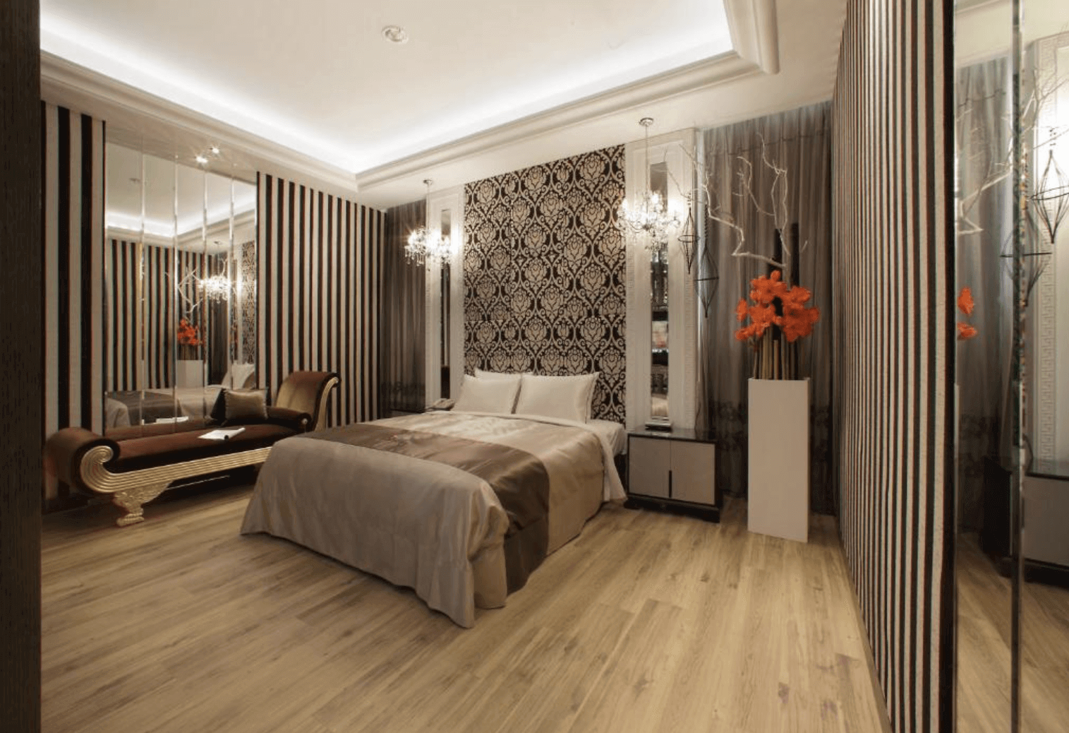 【清水住宿】艾菲爾文化旅店復古風格房型，黑金條紋與雕花壁紙營造歐洲宮廷氛圍，設有優雅貴妃椅與雙人床，空間高雅典緻。