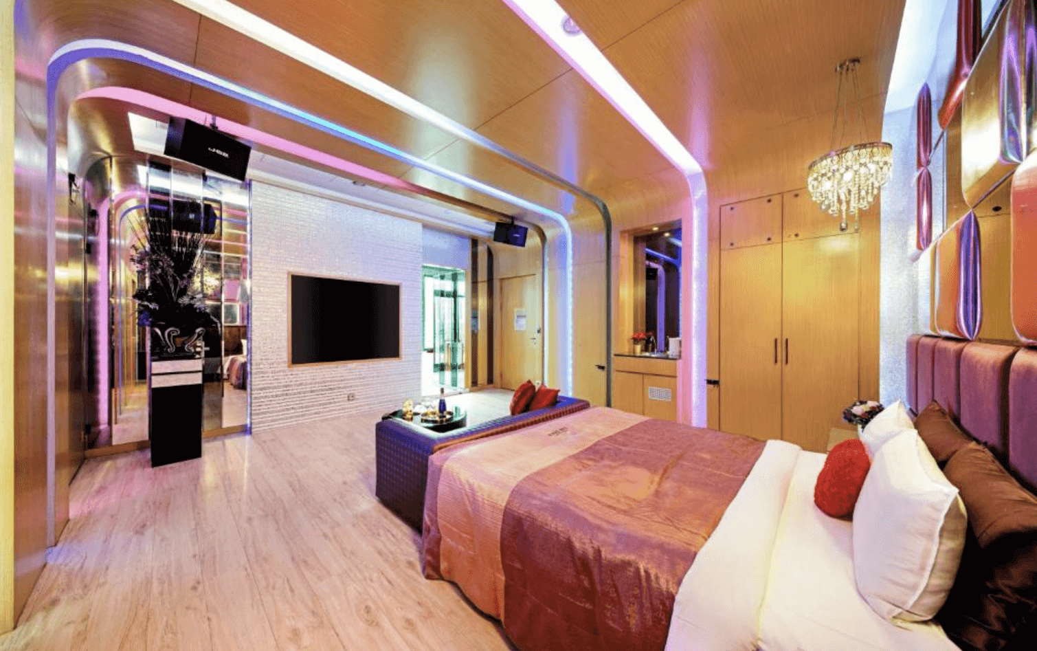 【清水住宿】艾菲爾文化旅店現代奢華房型，結合LED燈光設計、金屬鏡面與木質裝潢，搭配舒適床鋪與大型液晶電視，充滿未來感。