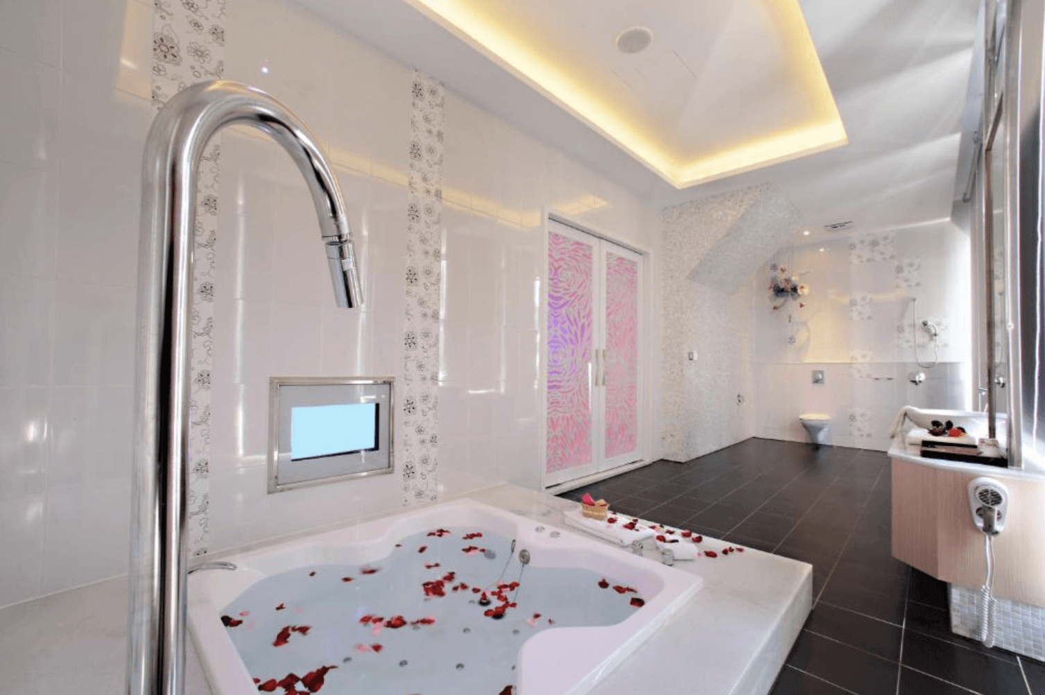 【清水住宿】艾菲爾文化旅店浴室空間，設有按摩浴缸與花瓣泡澡，搭配獨立淋浴與衛生設備，空間明亮寬敞，打造浪漫舒壓氛圍。