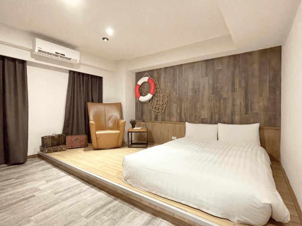 【花蓮寵物友善飯店】路徒行旅 花蓮東大館特色和風房型，採用木地板與低平台床設計，牆面以救生圈與漁網裝飾，營造濃厚海洋探險主題風格。