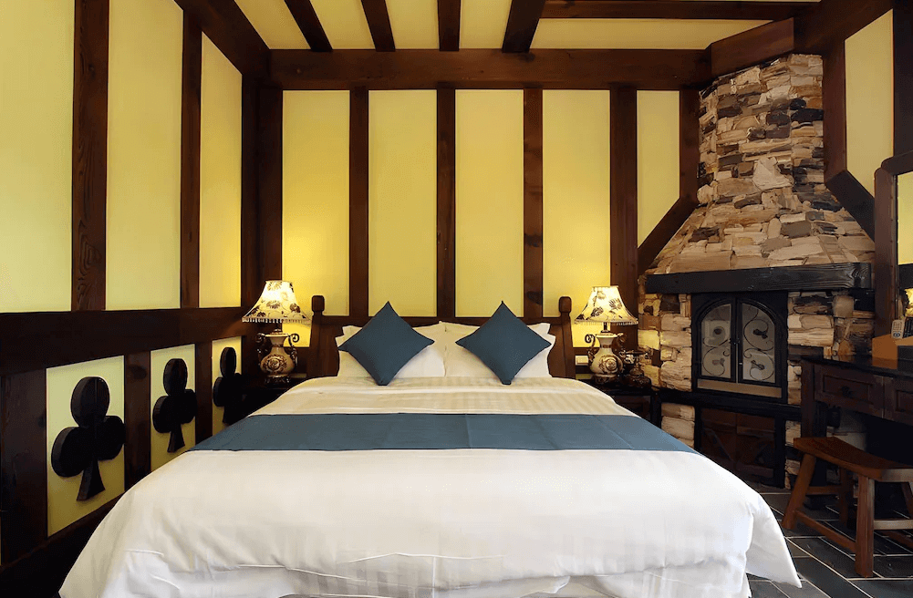 【花蓮寵物友善飯店】都鐸王朝主題房型，以木樑與黃牆打造濃厚英式都鐸建築風格，房內設有雙人床、壁爐造型與復古家具，充滿中古世紀歐洲氛圍。
