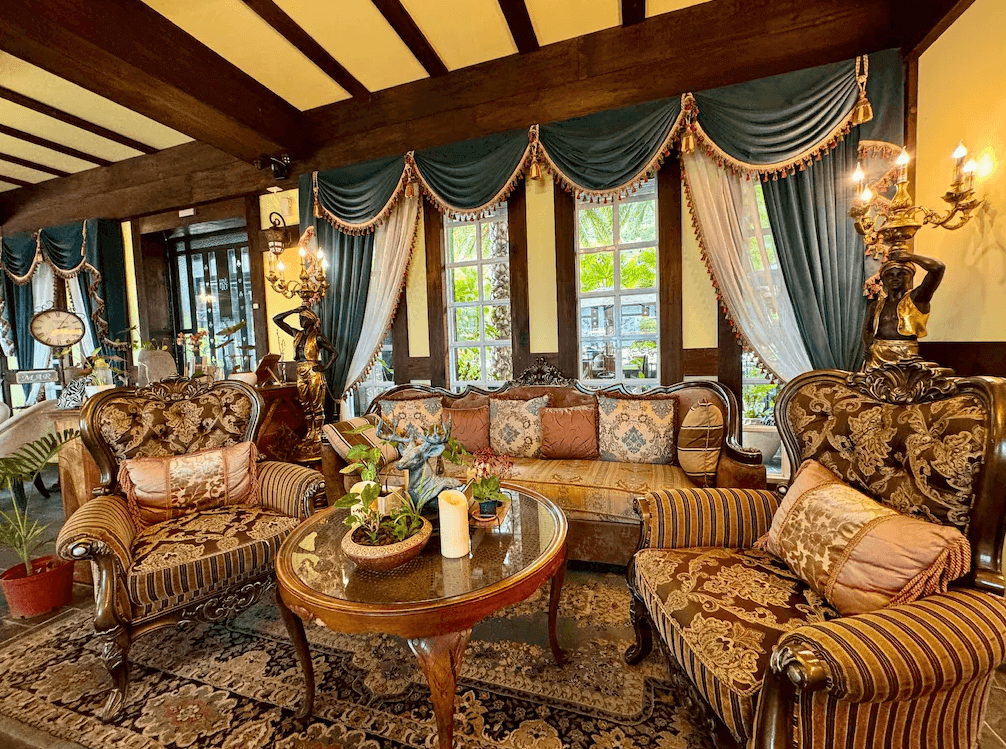 【花蓮寵物友善飯店】都鐸王朝接待大廳空間，以華麗歐式沙發、雕花窗簾與金色燈飾妝點，洋溢濃厚宮廷風格，展現高雅與復古並存的住宿氛圍。