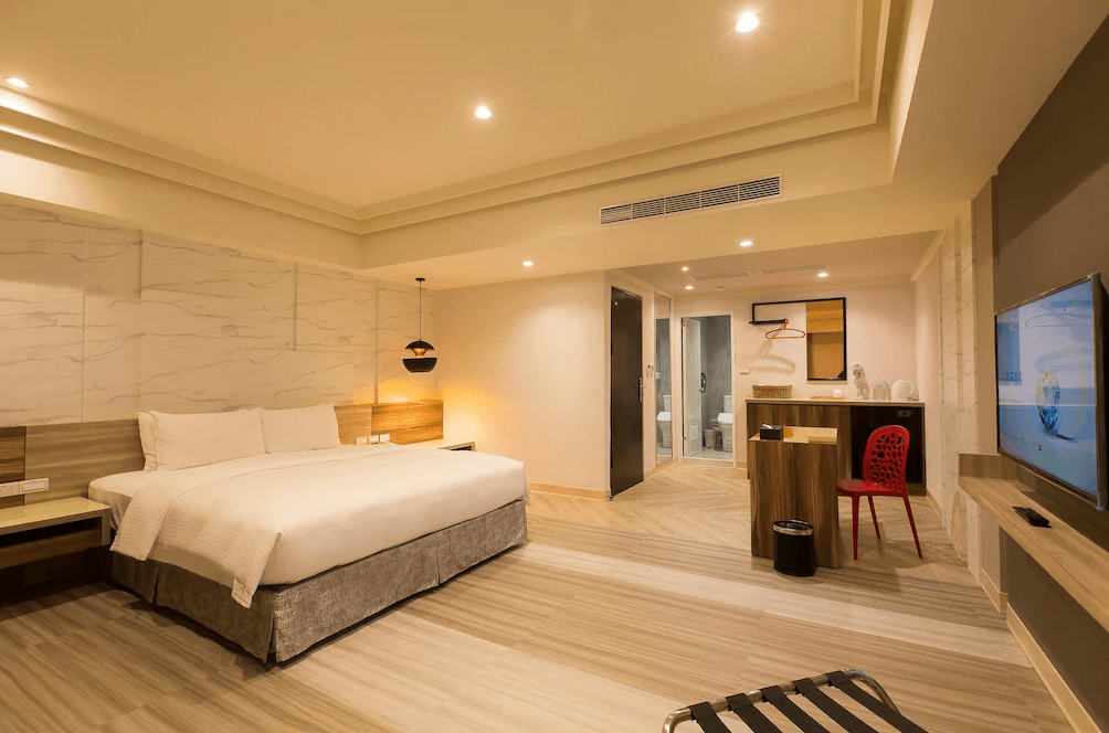 【竹北住宿】雲端商務旅館-新竹館｜溫馨舒適的雙人房型，配備大床、電視與辦公桌，空間寬敞明亮，設計現代簡約。