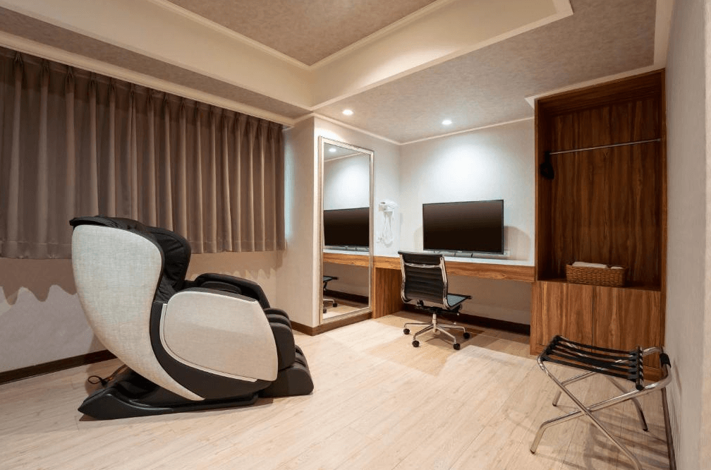 【竹北住宿】雲端商務旅館-新竹館｜附設電動按摩椅的獨立休憩空間，搭配書桌、電視與衣櫃，提供舒適放鬆的入住體驗。