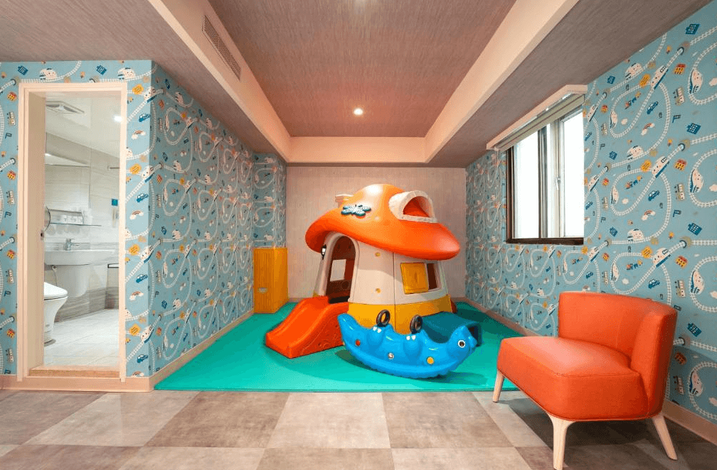 【竹北住宿】雲端商務旅館-新竹館｜親子主題房內附兒童遊戲區，設有飛機造型滑梯與繽紛牆面，打造友善孩童的住宿空間。