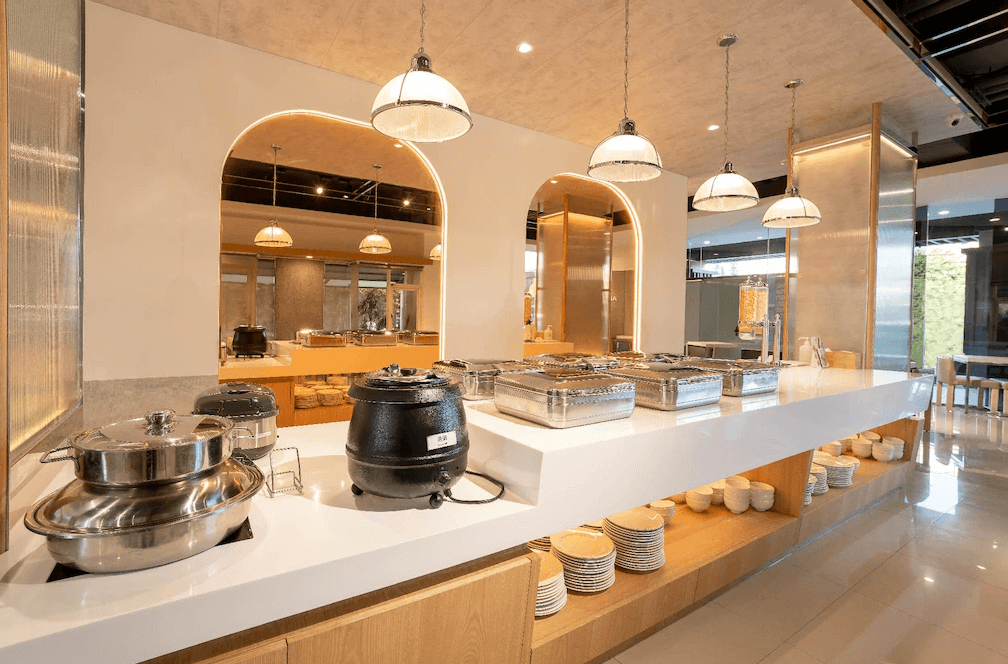 【竹北住宿】雲端商務旅館-新竹館｜明亮寬敞的自助式早餐區，提供多樣熱食與中西式餐點選擇，環境整潔高雅。