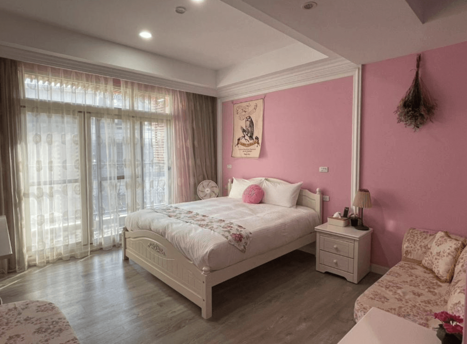 【清水住宿】鹿莫思 LUMOS 粉紅浪漫雙人房，配有溫馨粉色牆面、花卉床組與柔光窗簾，營造出甜美少女風格。