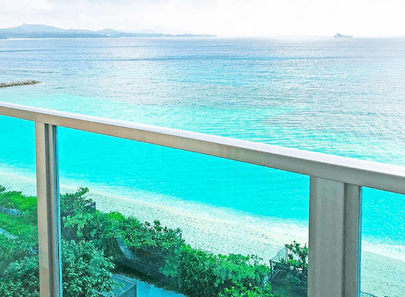 【名護住宿】Hotel Sakurano Familia Nago 陽台景觀，清澈湛藍的海水與沙灘盡收眼底，旅客可在房間陽台欣賞絕美沖繩海景。