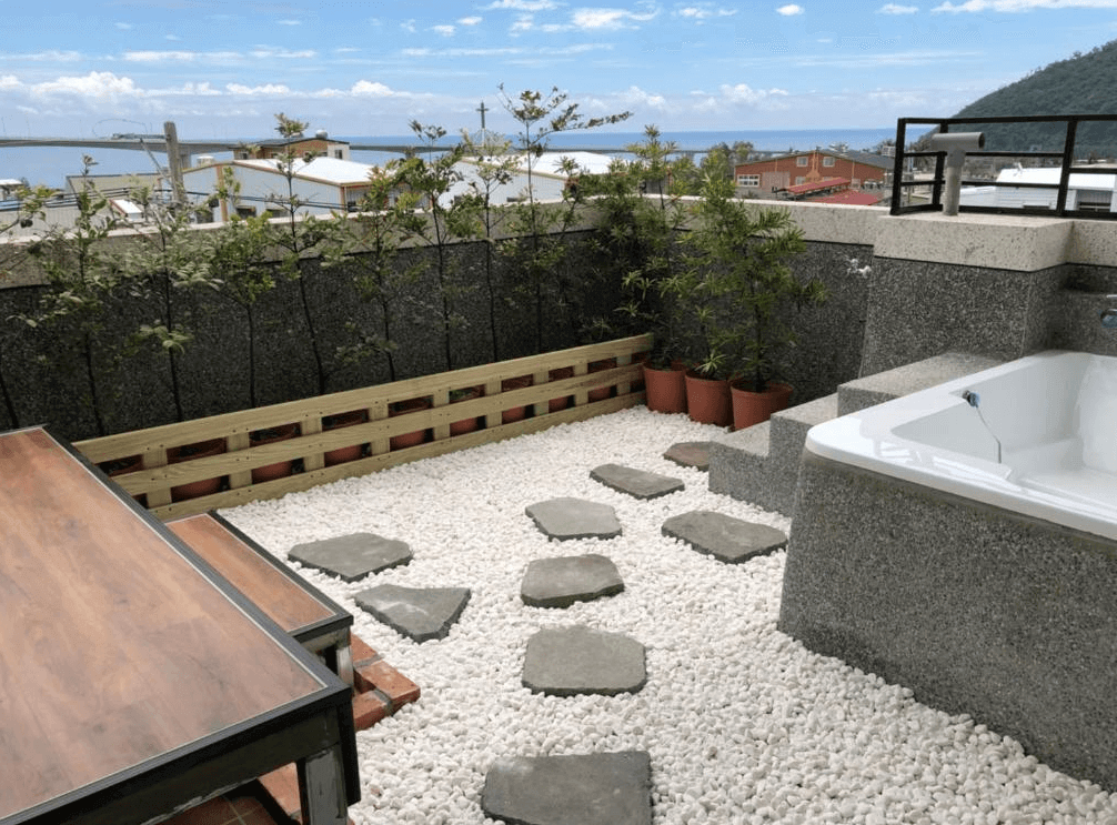 【金崙住宿】"金崙住宿精選示意圖""太麻里住宿"三和民宿頂樓戶外泡湯區，設有白色石子步道與植栽盆景，附帶景觀浴池，可遠眺山海景致。