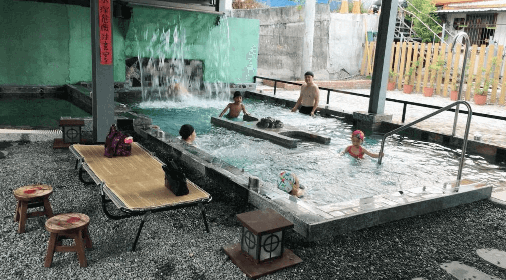 【金崙住宿】"太麻里住宿"三和民宿露天溫泉池，設有水柱按摩區，旅客可泡湯戲水，氛圍輕鬆愉快。