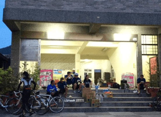 【金崙住宿】"太麻里住宿"三和民宿入口大廳前，旅客與單車族群聚集休息，交流氣氛熱絡，展現友善車友住宿特色。