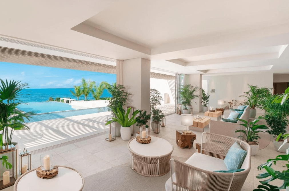 【宮古島住宿】伊良部島翠豪華精選酒店公共空間設有開放式海景休息區，植栽環繞、自然採光充沛，無邊際泳池與蔚藍海洋相接，完美呈現南島度假氣息。