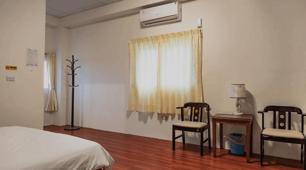 【蘭嶼住宿】伊那部海景民宿雙人房：房內擺放一張雙人床，木質地板與簡單家具，牆面淺色設計，呈現清爽氛圍。