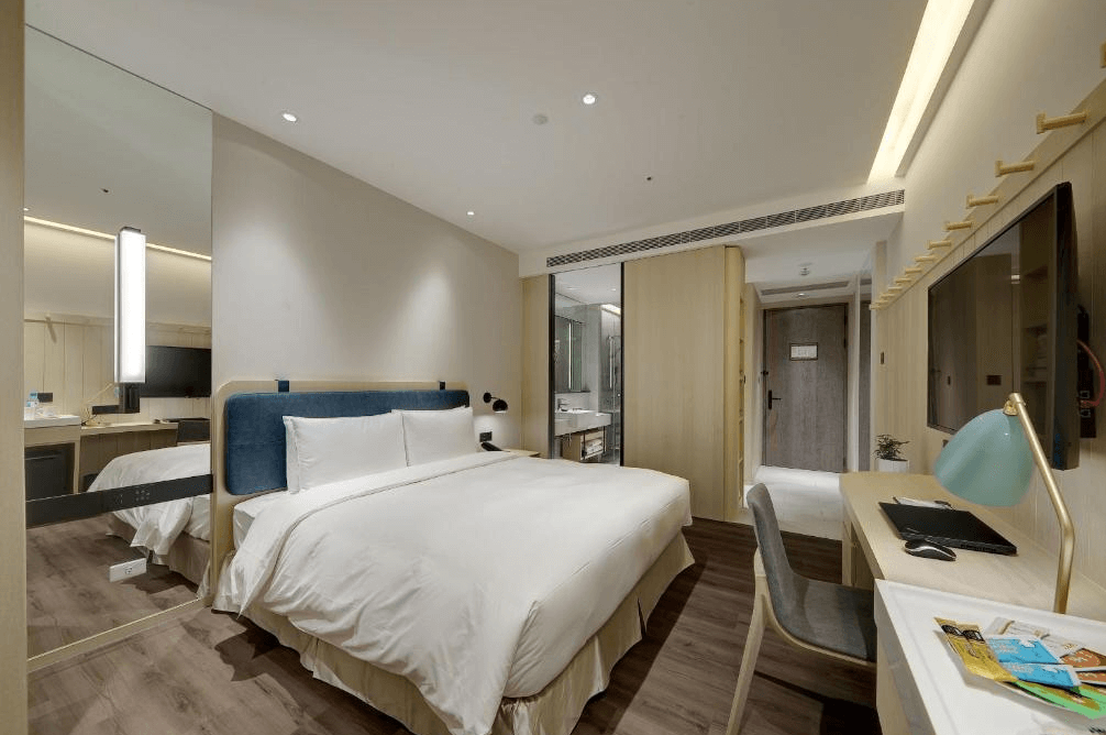 【板橋住宿】傑仕堡有氧酒店 標準客房，簡約現代風格設計，設有大床、書桌與電視，空間舒適明亮，適合商務或休閒入住。