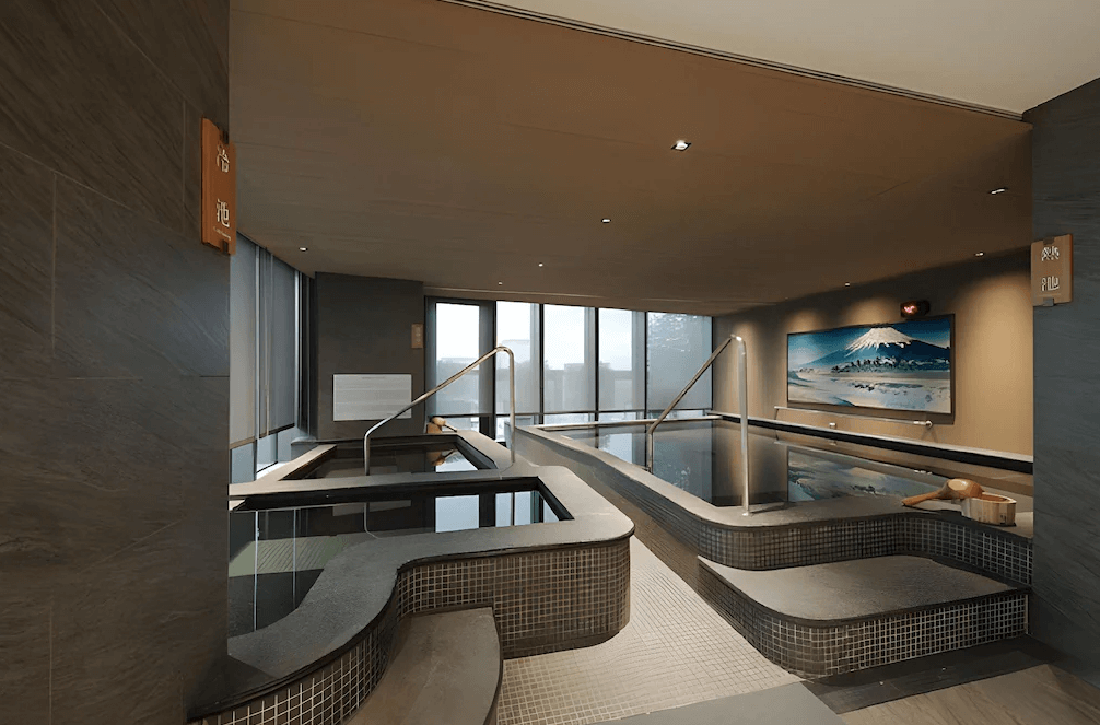 【板橋住宿】傑仕堡有氧酒店 館內溫泉與泡湯池，區分冷池與熱池，搭配日式簡約設計與富士山裝飾畫，讓旅客放鬆身心。