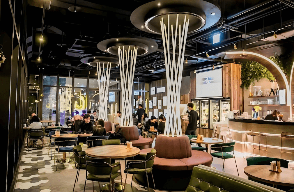 【板橋住宿】傑仕堡有氧酒店 餐廳酒吧，現代感設計搭配特色燈飾與舒適座椅，提供餐飲與飲品，營造熱鬧的聚會氛圍。