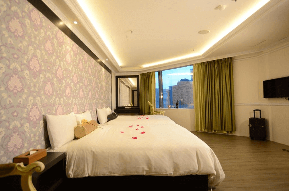 【板橋住宿】友愛金色商旅 大廳空間，設有華麗旋轉樓梯與古典金色雕花欄杆，並配置紅金歐式沙發座椅，充滿復古氛圍。