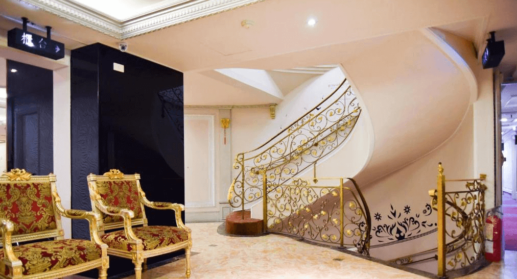 【板橋住宿】友愛金色商旅 家庭房，配置兩張大床，牆面採用紫色花紋設計，窗邊採光充足，氛圍溫馨舒適。