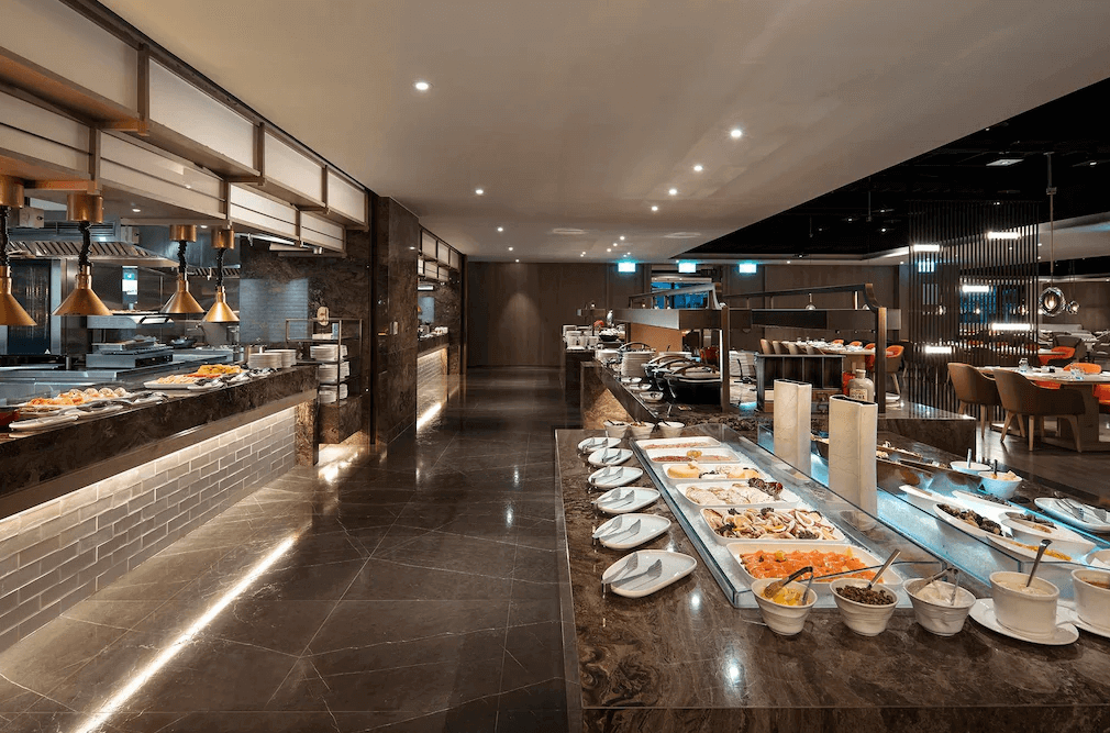 【板橋住宿】台北新板希爾頓酒店 自助餐廳，提供多樣化料理與開放式廚房，明亮寬敞的空間設計，展現高級餐飲氛圍。