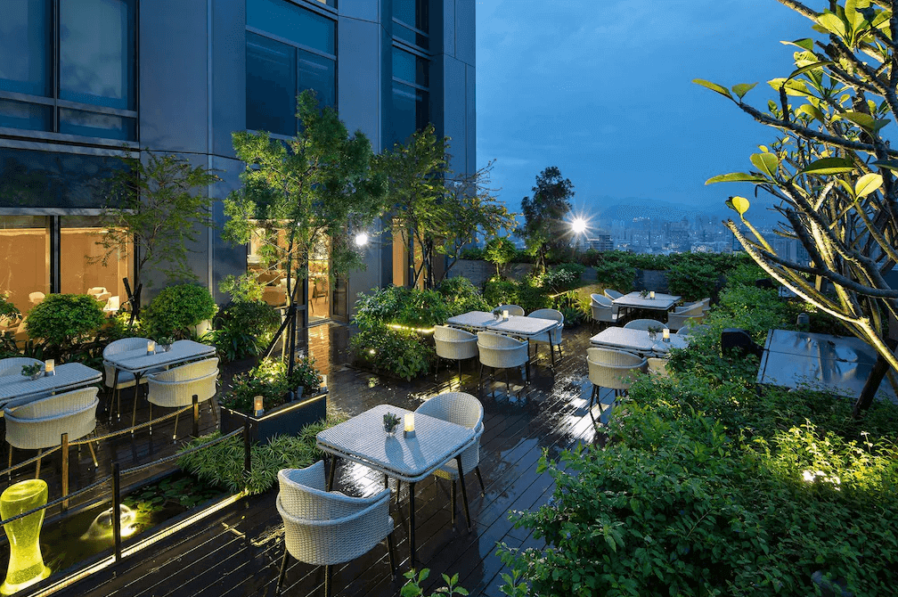 【板橋住宿】台北新板希爾頓酒店 戶外花園用餐區，綠意盎然搭配城市夜景，座位區氛圍浪漫悠閒，適合享受晚餐或小酌。