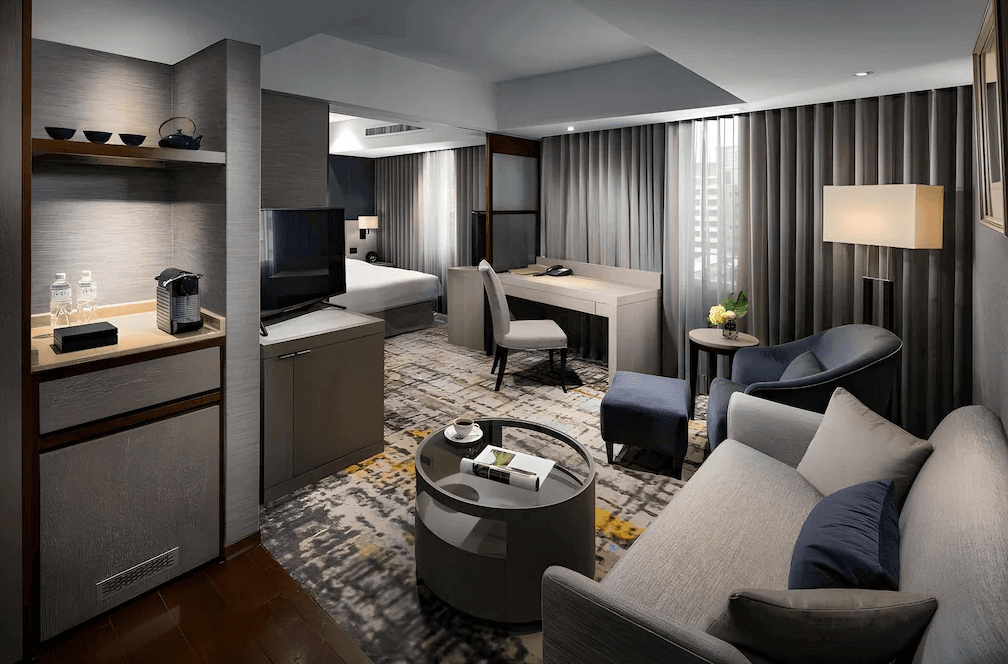 【大安住宿】台北馥敦復南館套房客廳 —— 套房內含書桌、沙發與電視，設計簡約現代，空間分區清楚，適合商務與休閒入住。