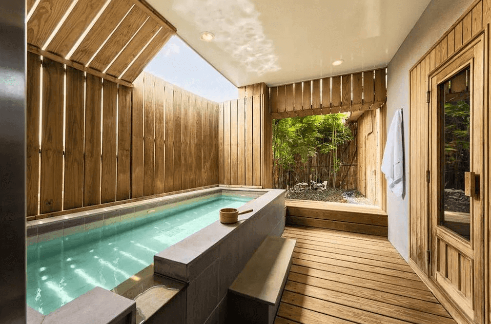 【大安住宿】台北馥敦復南館日式露天湯屋 —— 木質設計的私人湯屋，設有溫泉池與戶外綠意景觀，提供放鬆療癒的住宿體驗。