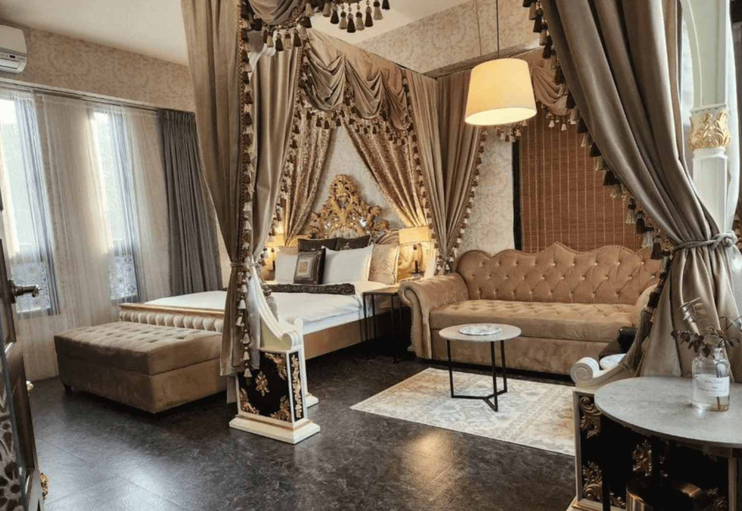 【吉安住宿】娜吉瑪民宿奢華宮廷風套房，配有金色雕花床頭、四柱床簾、絲絨沙發與腳凳，窗邊採光充足，空間華麗大氣。