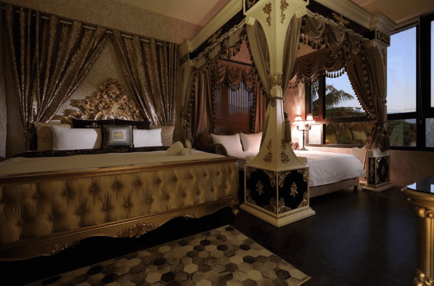 【吉安住宿】娜吉瑪民宿宮廷風雙床套房，金色雕花設計與華麗床簾，搭配深色地板與復古燈飾，展現歐式貴族氛圍。