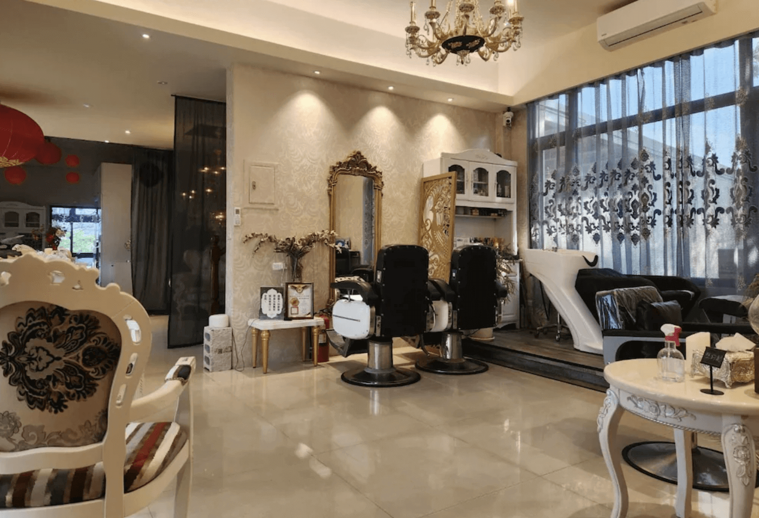【吉安住宿】娜吉瑪民宿公共交誼空間，設有復古理髮椅、洗髮區與鏡台，牆面與家具皆為歐式雕花設計，氣氛優雅。
