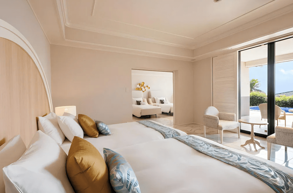 【宮古島住宿】宮古島來間度假村海木飯店的泳池景觀房型，空間寬敞、採光充足，室內延伸至私人露台與戶外泳池，適合情侶或家庭放鬆享受度假氛圍。