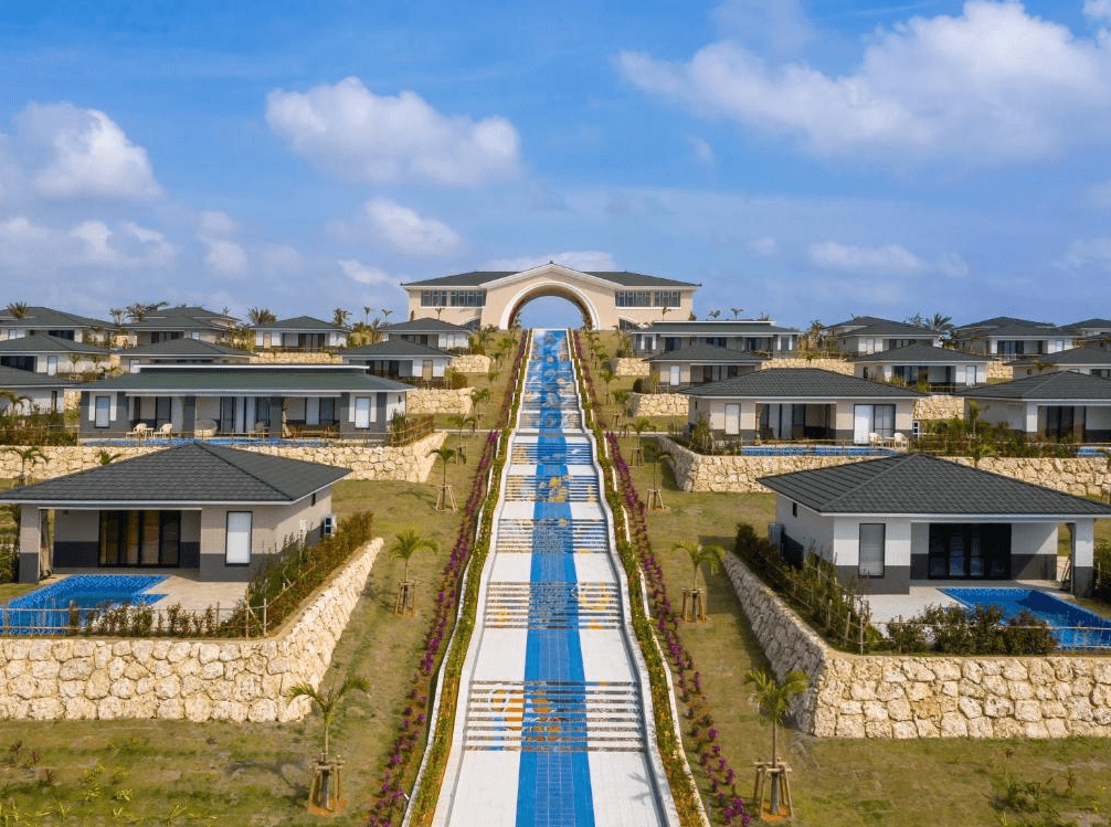 【宮古島住宿】宮古島來間度假村海木飯店全景俯瞰圖，梯田式別墅錯落排列，中央為著名藍白階梯設計，視覺震撼，是度假村的代表性地標與拍照熱點。